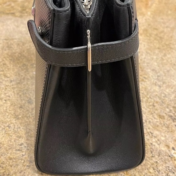 MINT CONDITION- Louis Vuitton LV Black Epi Leather Twist Crossbody Tote Purse - Picture 6 of 10